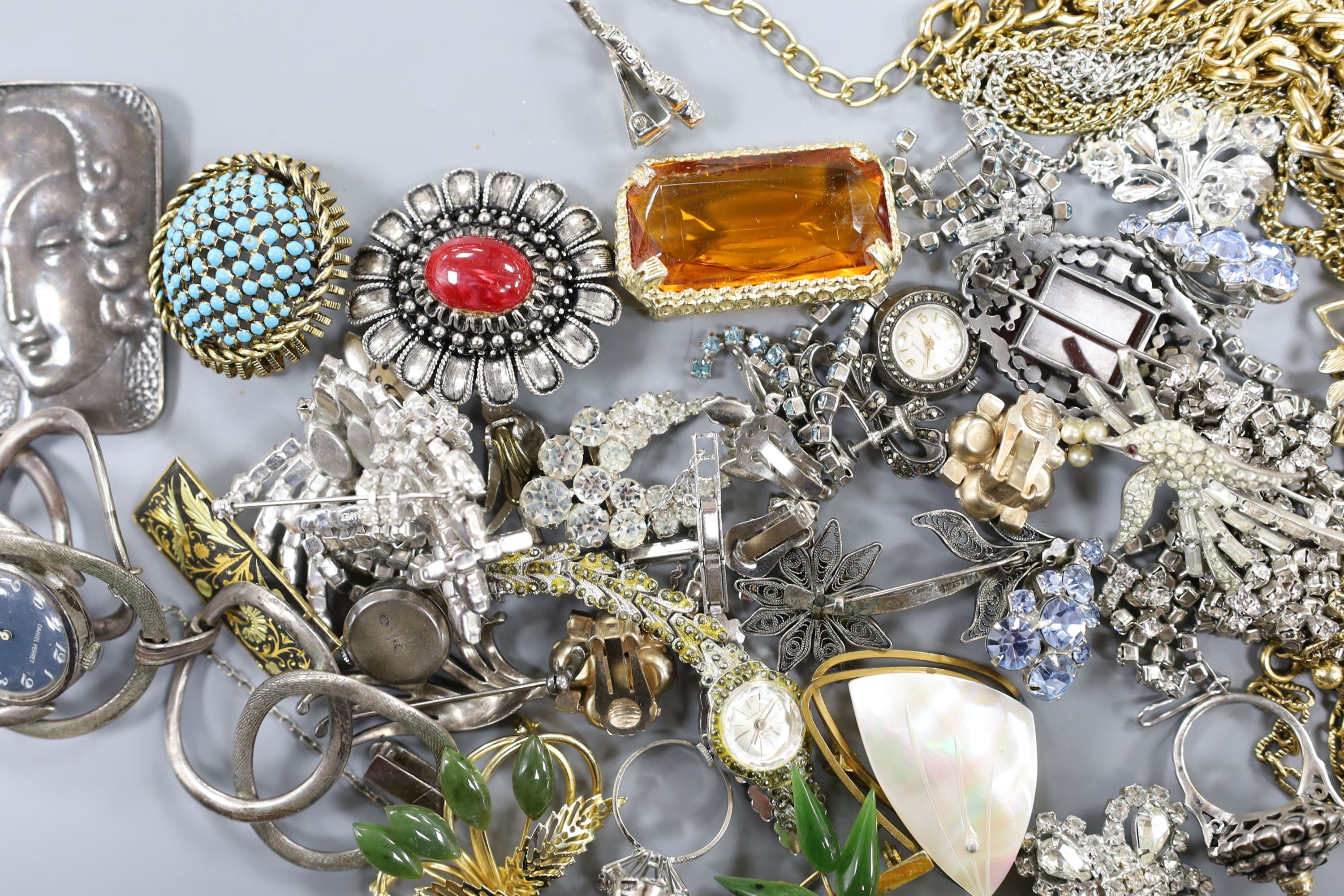 Assorted costume jewellery, including paste set brooches, necklace and earrings, Art Deco white metal brooch, etc.